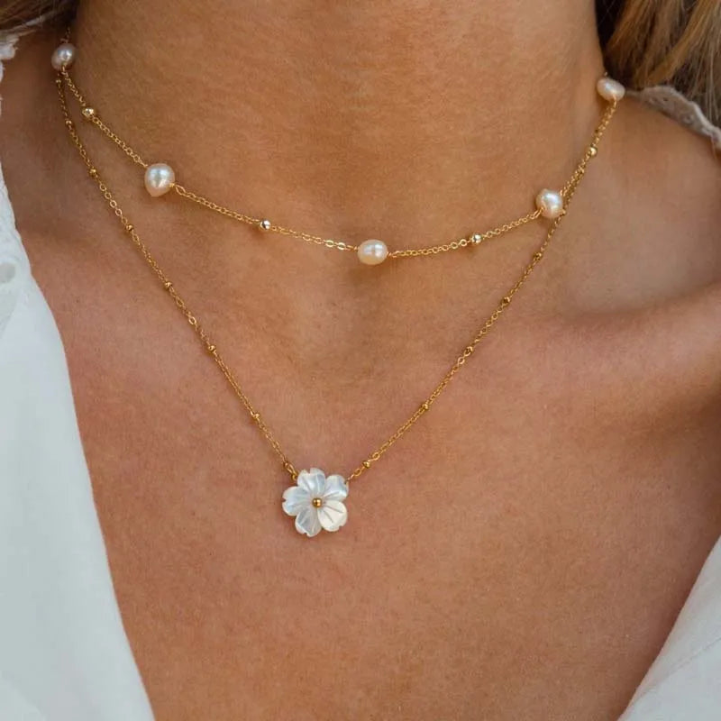 Le Mere Shell Flower Necklace