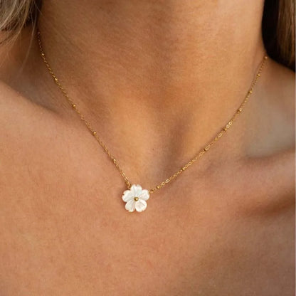 Le Mere Shell Flower Necklace